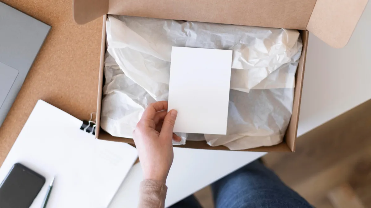 Come spedire un pacco: preparazione e imballaggio di una scatola di cartone pronta per il ritiro del corriere